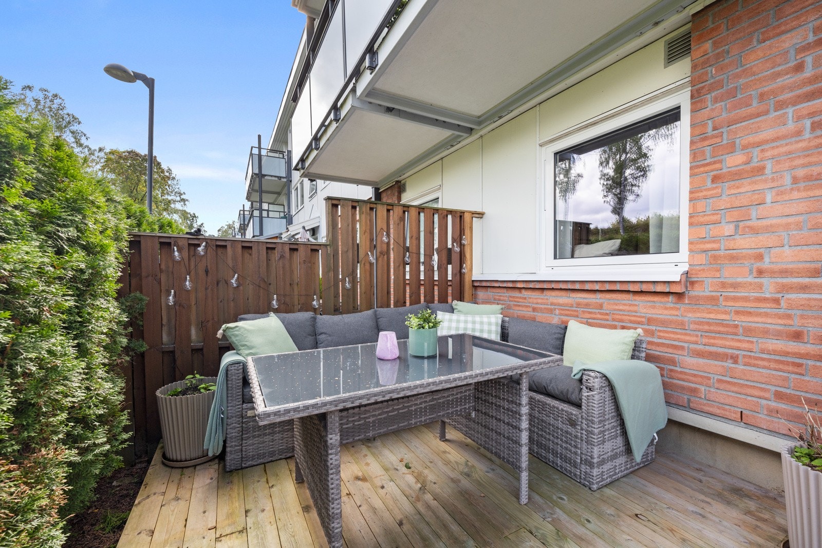 Om sommeren blir terrassen som en forlengelse av stuen - et deilig uterom Galleribilde