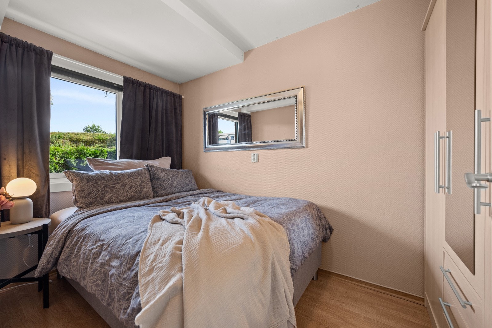 Romslig soverom med garderobeløsning Galleribilde