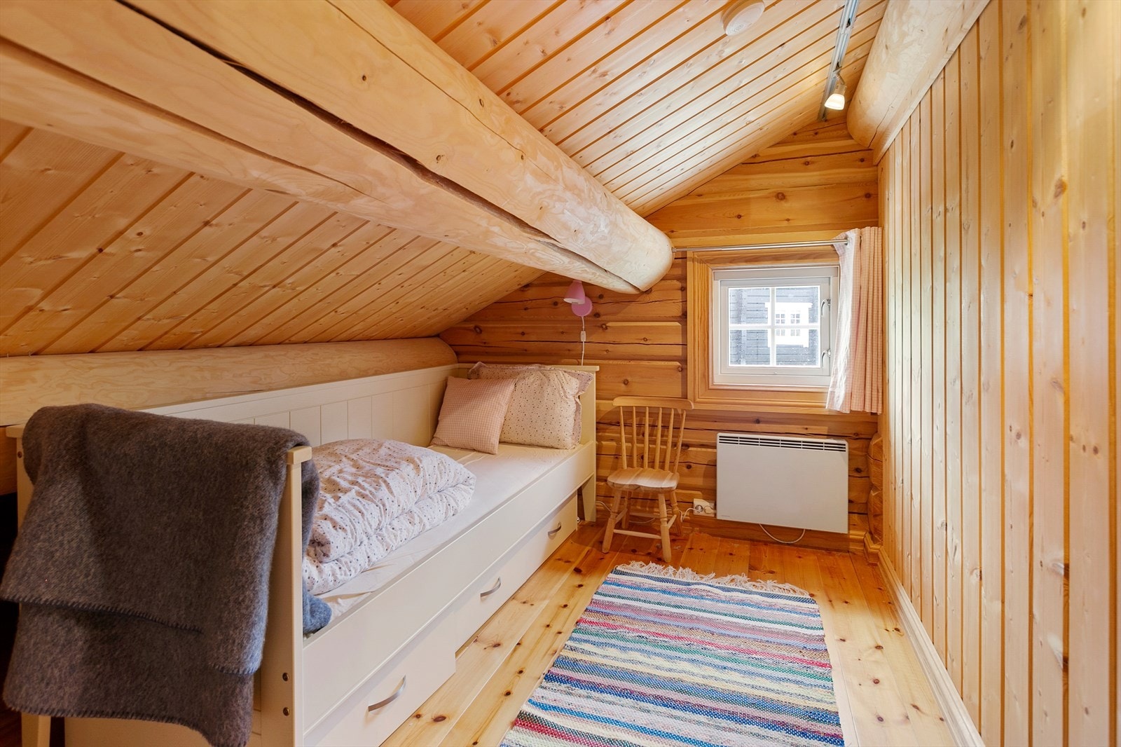 Rom 1 på loftet Galleribilde