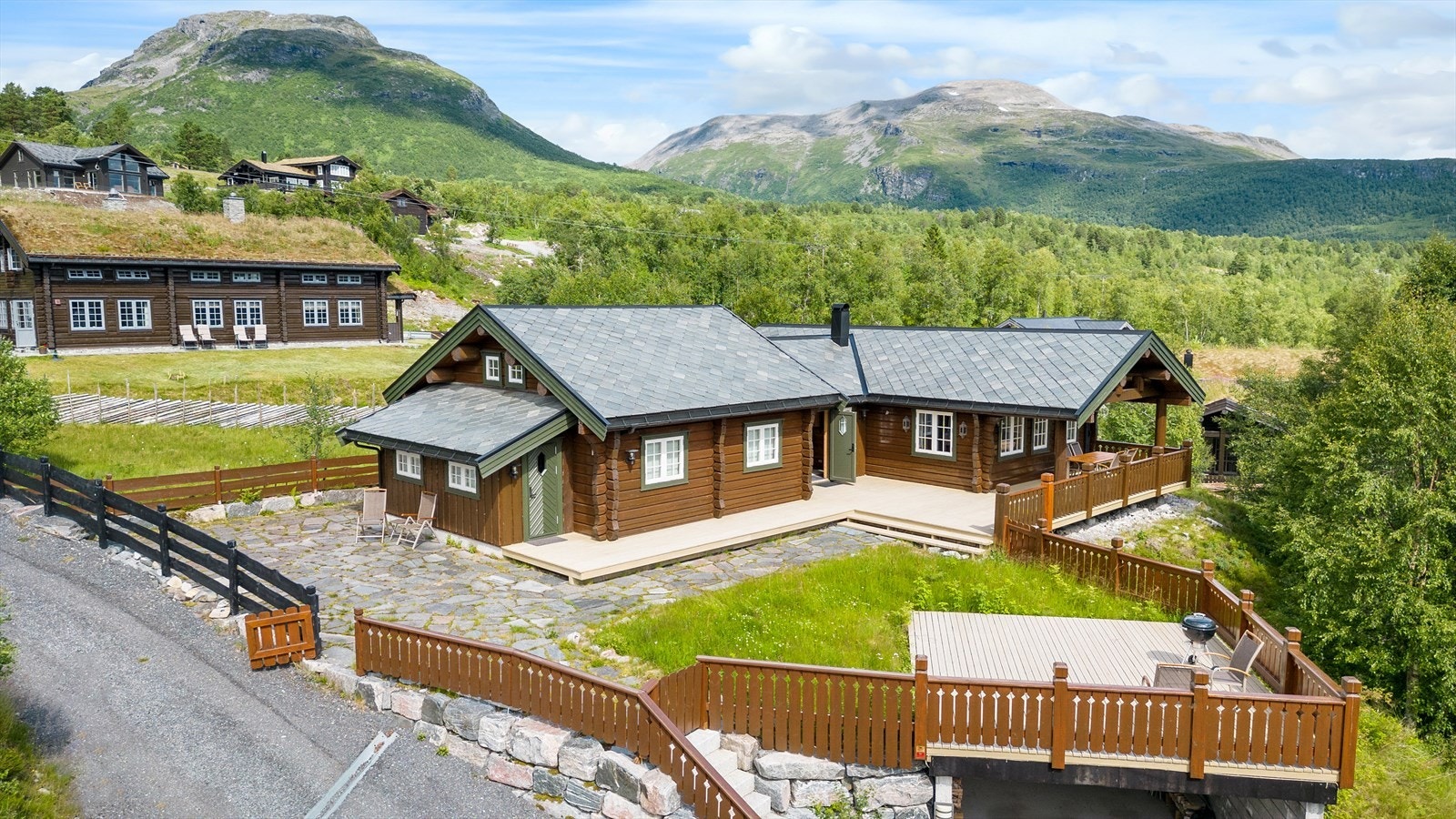 Tiltalende fritidsbolig på Kongshaugen presenteres av Terje Hoel, Notar Galleribilde