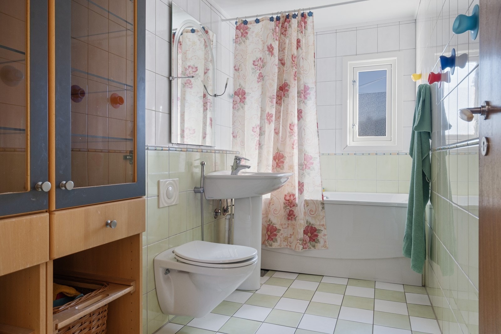 Bad fra 2005 med flislagte vegger og slett himling. Badet er innredet med badekar, vegghengt toalett og servant med speil. Naturlig avtrekk over tak, samt via en ventil i ytterveggen. Galleribilde