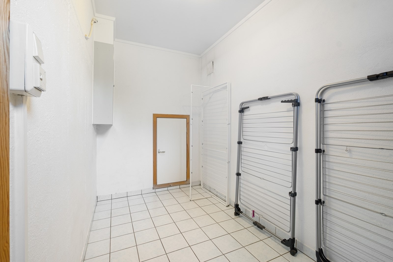 Tørkerommet med adkomst fra vaskerommet er ikke tegnet inn i oversendte tegninger (søknad om rammetillatelse). Tørkerommet anbefales å tegnes inn i byggetegningene og meldes inn til kommunen. Galleribilde