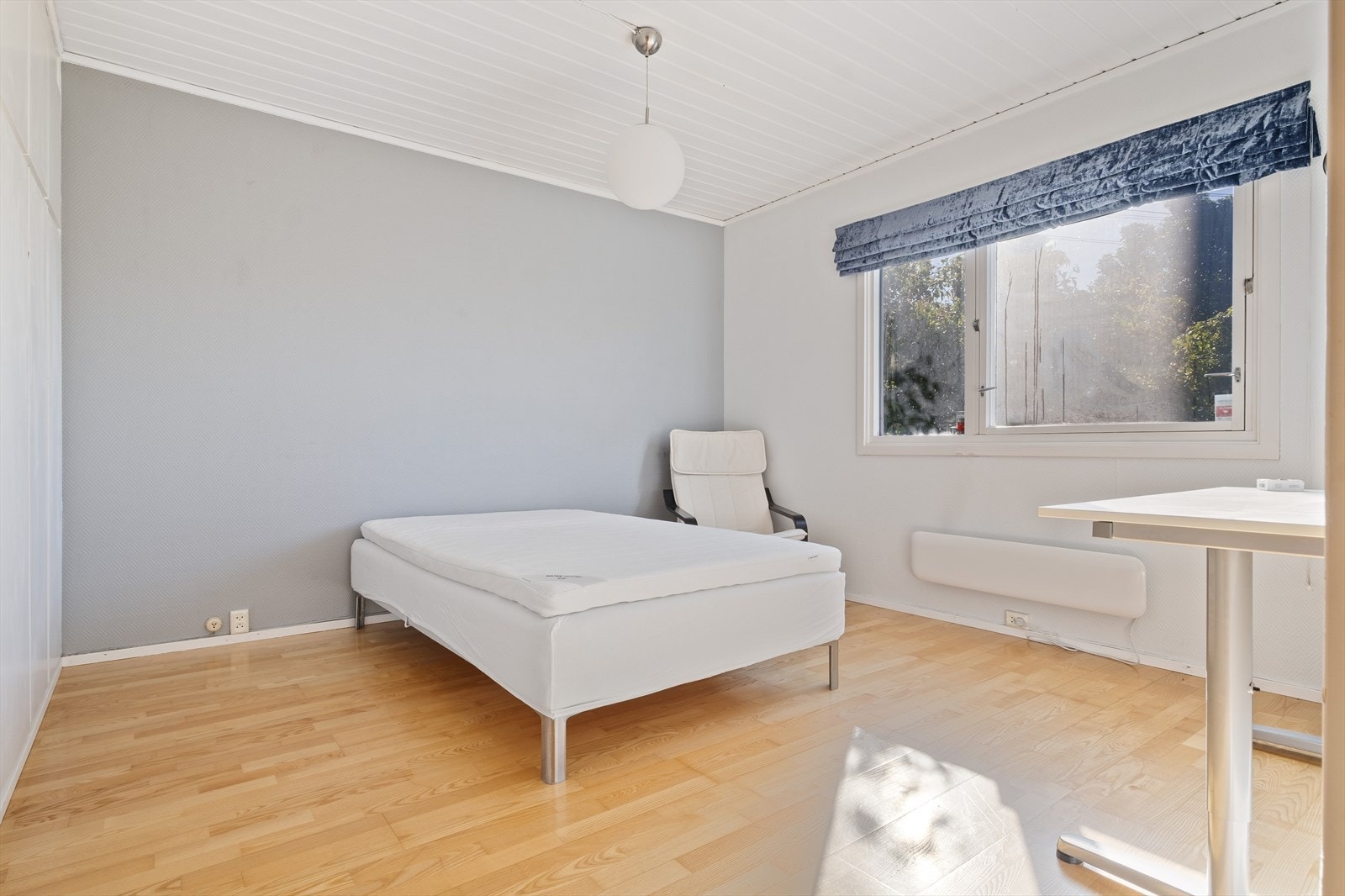 Hovedsoverommet har god plass til dobbeltseng og har integrert garderobeskap. Galleribilde