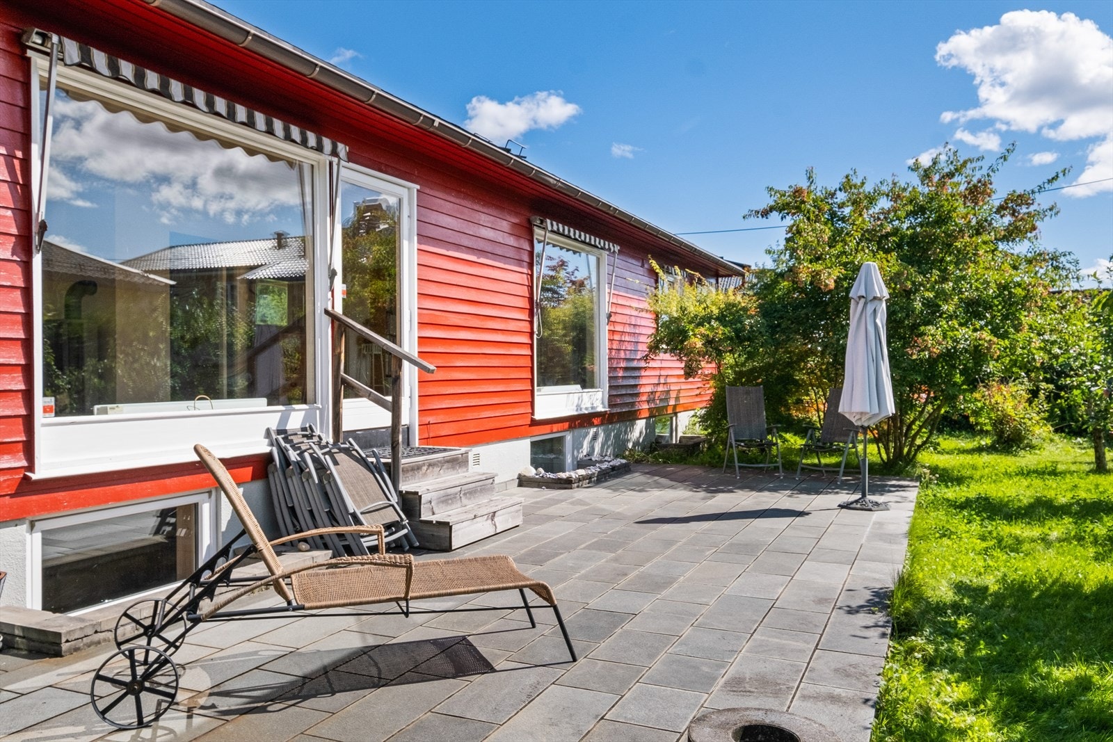 Boligen har noe eldre standard og diverse oppgraderinger må forventes - Her kan du med andre ord skape ditt nye drømmehjem! Galleribilde