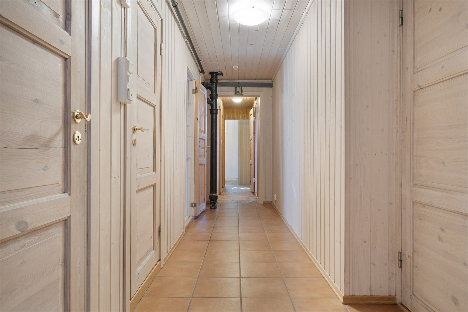 I kjeller finner du en peisestue, kjellerstue (opprinnelig en bod), kontor (opprinnelig en bod), et soverom, bad + vaskerom og flere boder med god lagringsplass. Galleribilde