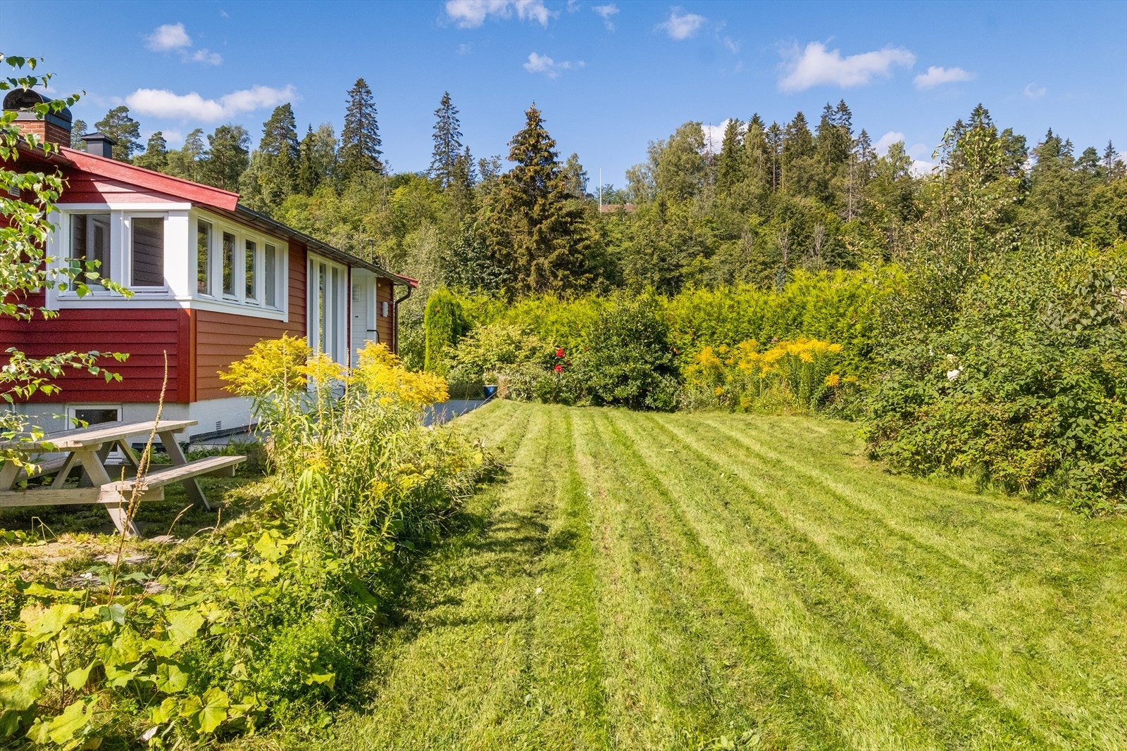 Ved inngangspartiet av boligen finner du boligens andre terrasse vendt mot nord-øst på ca. 23 kvm - Perfekt for barnefamilier. Galleribilde