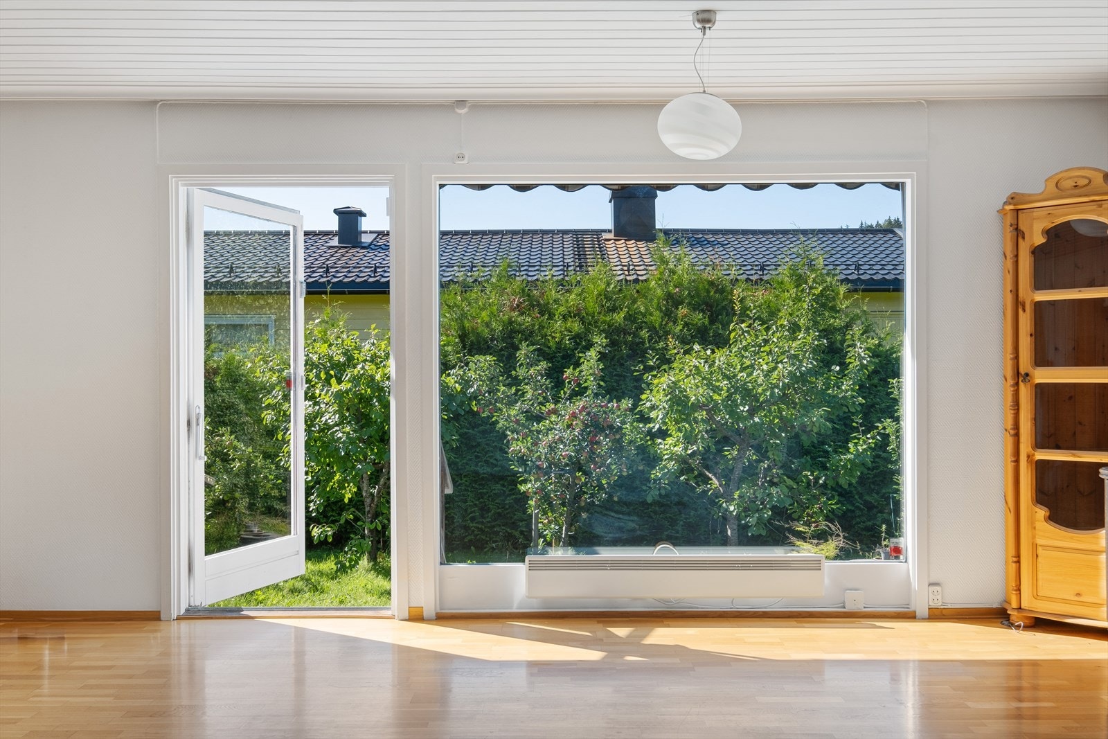 De store vindusflatene sikrer mye naturlig lysinnslipp og er med på å skape en god atmosfære. Galleribilde