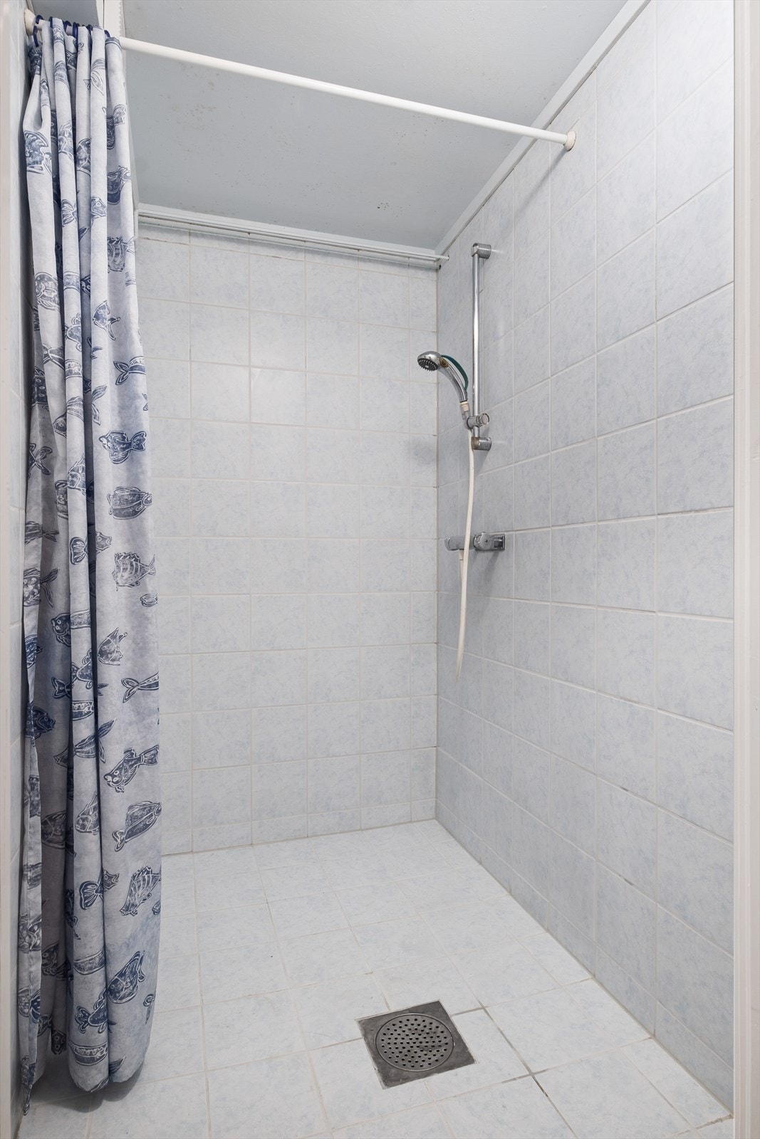 Det er målt fuktverdier i veggen bak dusjen - Se rapport for utfyllende informasjon. Oppgradering av rommet anbefales og bør påregnes. Galleribilde