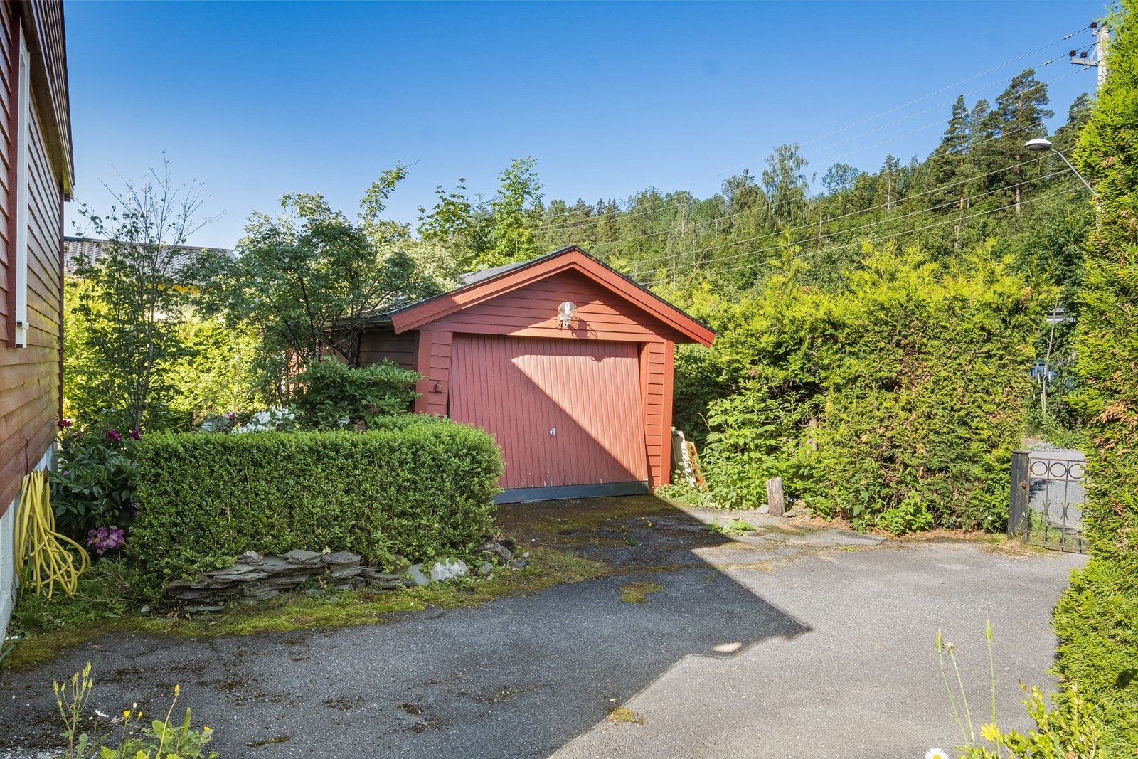 Boligen disponerer også en garasjeplass i garasjerekke (ca. 14kvm) ca. 200 m fra boligen. Galleribilde