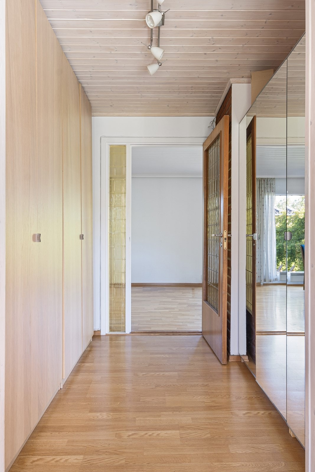 Inngangspartiet er utstyrt med integrerte garderobeskap og har godt med lagring. Galleribilde