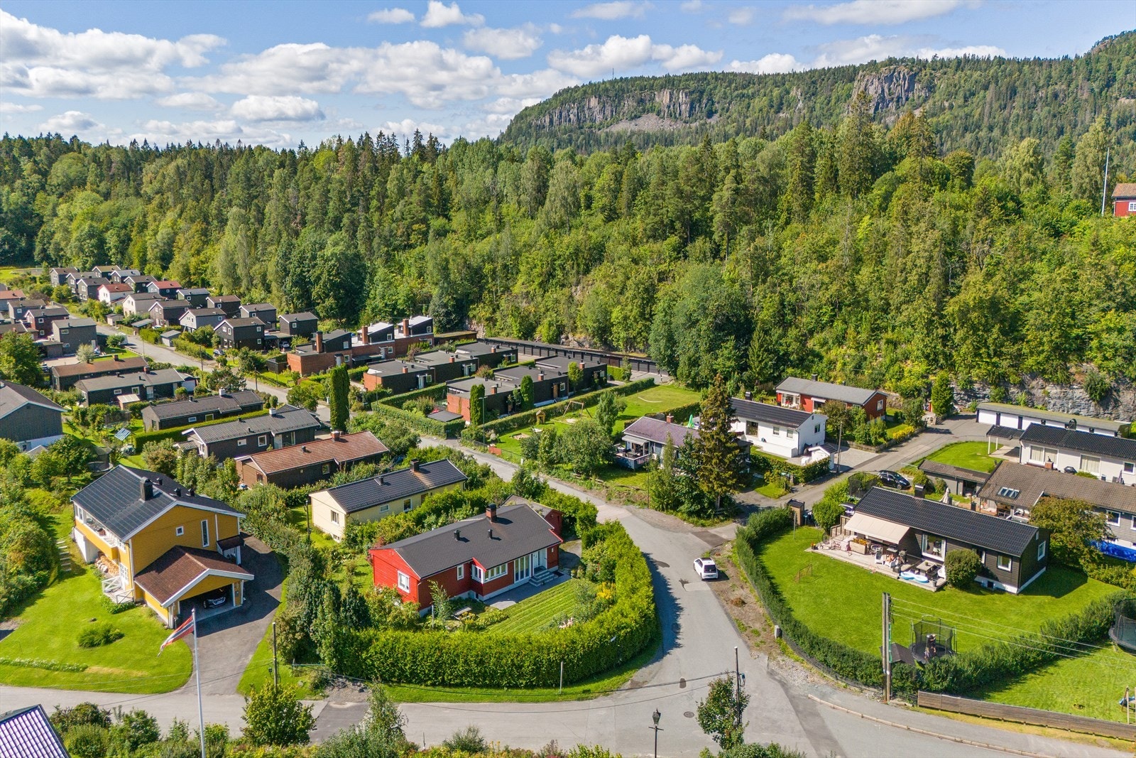 I nærområdet finner du også skoler, barnehager og butikker/ restauranter i kort avstand fra boligen, som gjør dette til et drømmested for en barnefamilie, men også for de med ungdom/ større barn. Galleribilde