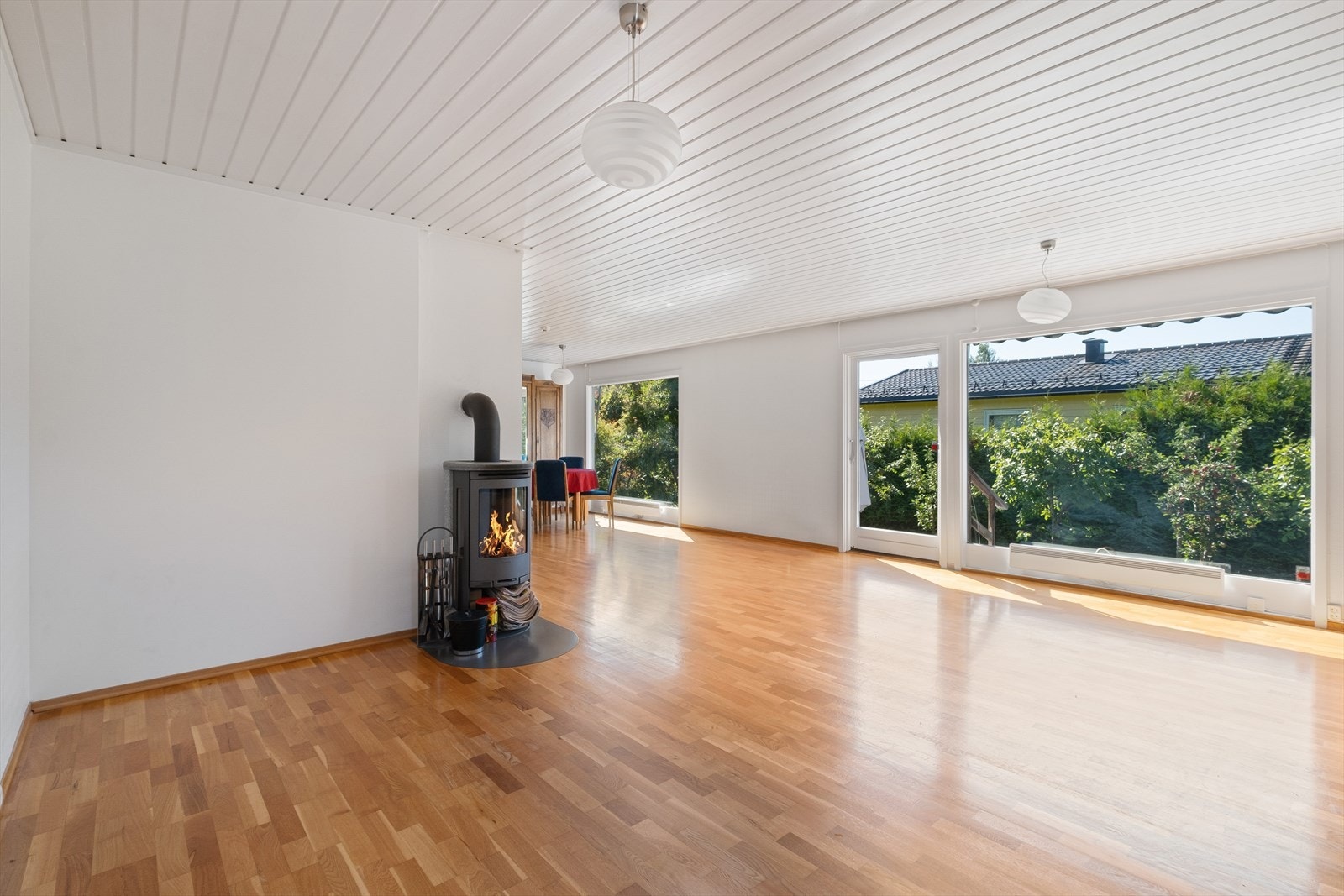 Boligen har en romslig stue fordelt i flere soner. Her har du også direkte adkomst til en av boligens solrike terrasser. Galleribilde