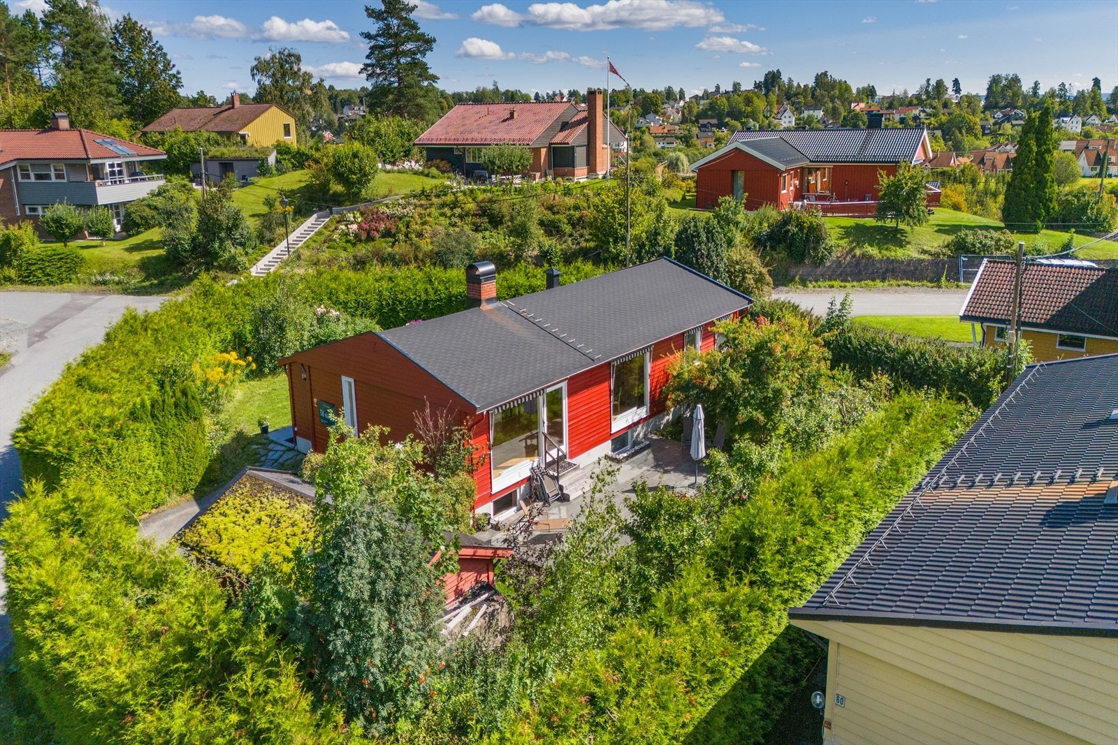 Her får du en stor familiebolig på hele 254 kvm BRA-i fordelt over to plan. Stor og frodig tomt som er pent opparbeidet og to garasjeplasser (Hvorav en garasje er på tomten og en plass i garasjerekke ca. 200 m fra boligen). Galleribilde