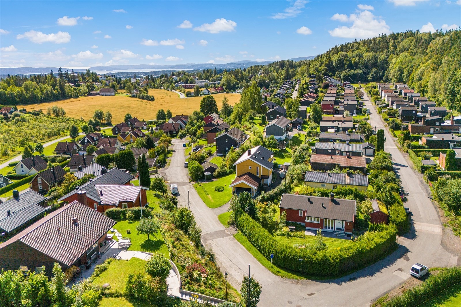 Her har du en kjempe mulighet til å sikre deg en stor og innholdsrik enebolig i et meget attraktivt, barnevennlig og hyggelig boligområde på Haslum/ Åsterud. Galleribilde