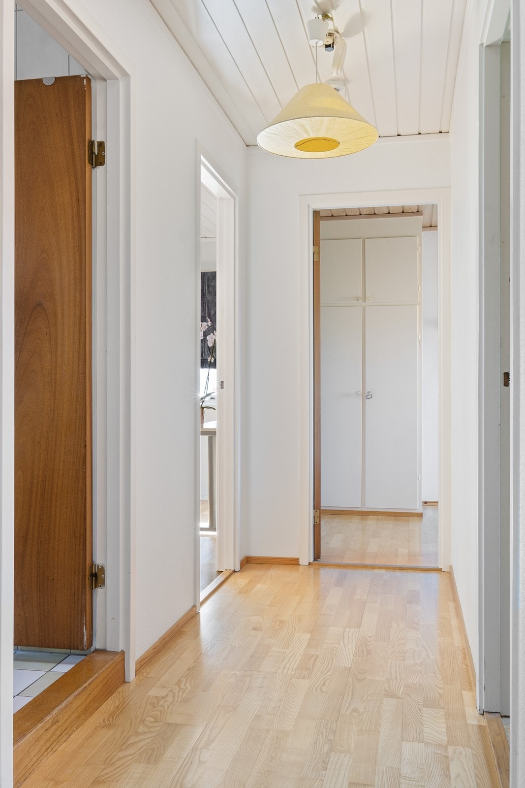 Hall med adkomst til 3 soverom og bad. Galleribilde