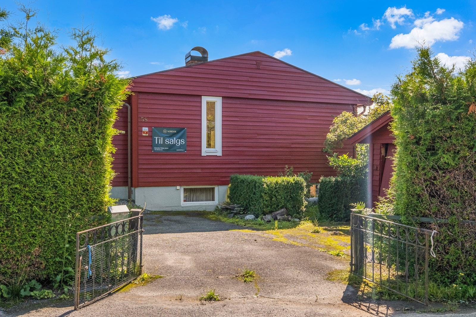 Asfaltert gårdsplass med gode parkeringsmuligheter og egen garasje på ca. 20 kvm. Galleribilde