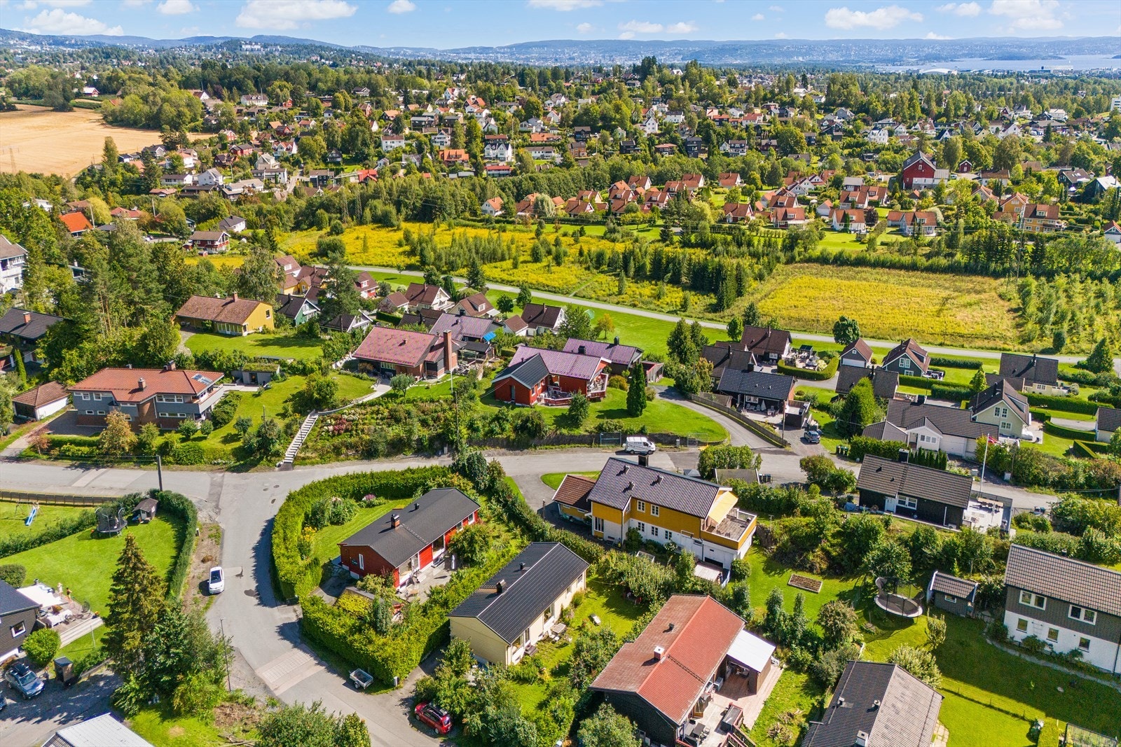 Boligen sokner til Løkeberg barneskole og Gjettum ungdomsskole. Nærmeste barnehage er Åsterud barnehage som ligger ca. 150 m unna, eller er det nærhet til flere barnehager, både kommunale og private. Galleribilde