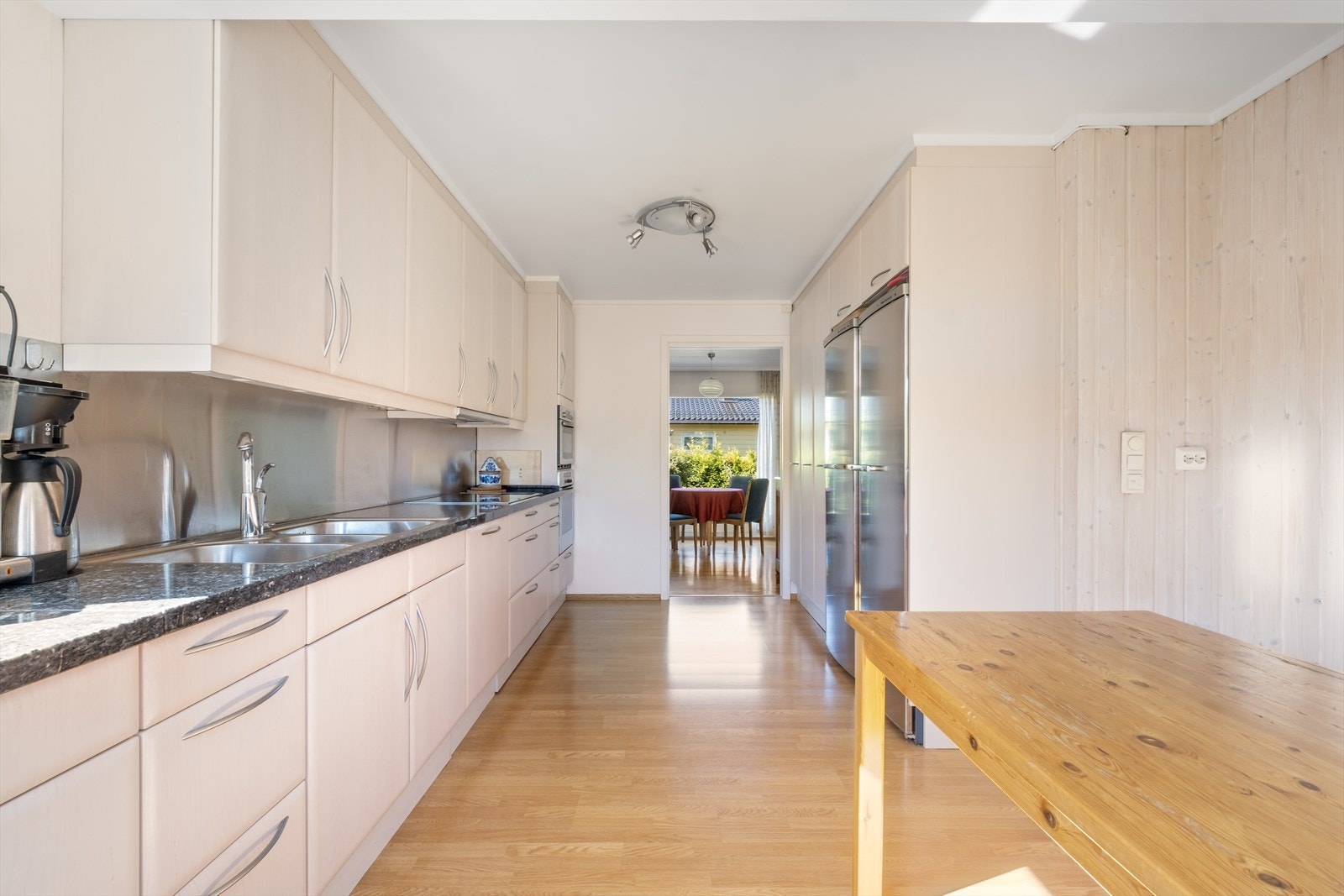 Integrerte hvitevarer og oppvaskmaskin. Ventilator med utkast til friluft. Dobbel kjøkkenvask med godt vanntrykk og vanntilførsel. Galleribilde