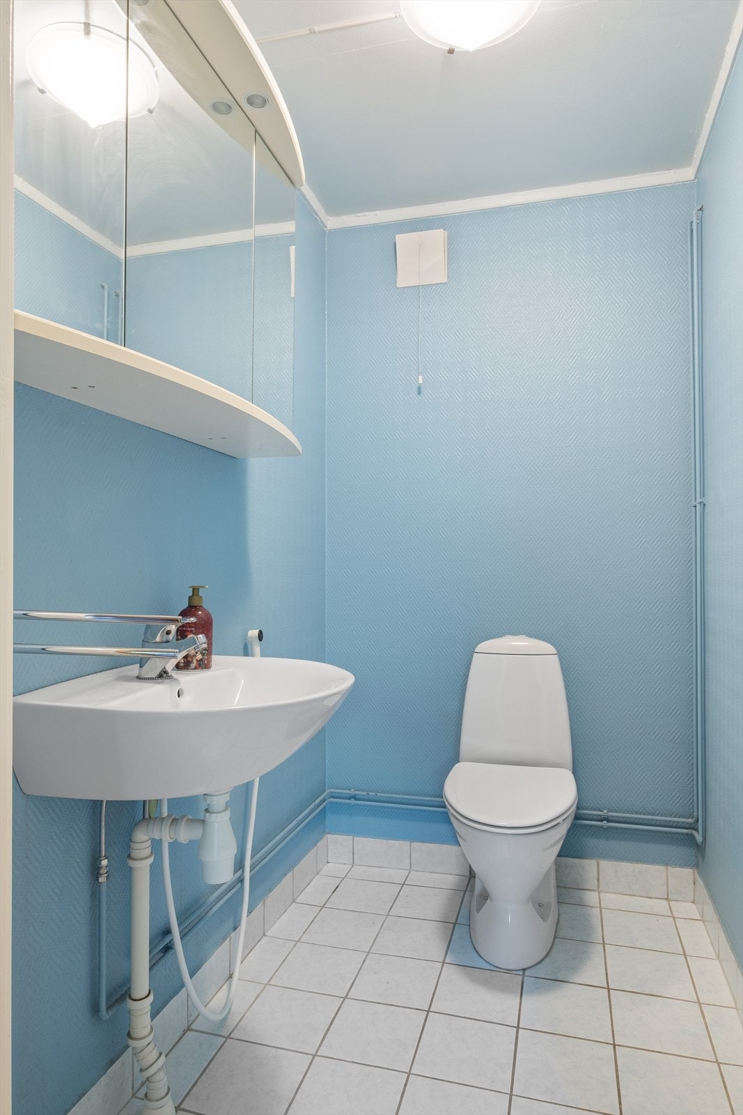 Badet nede består av et seperat toalett og et eget dusjrom. Galleribilde