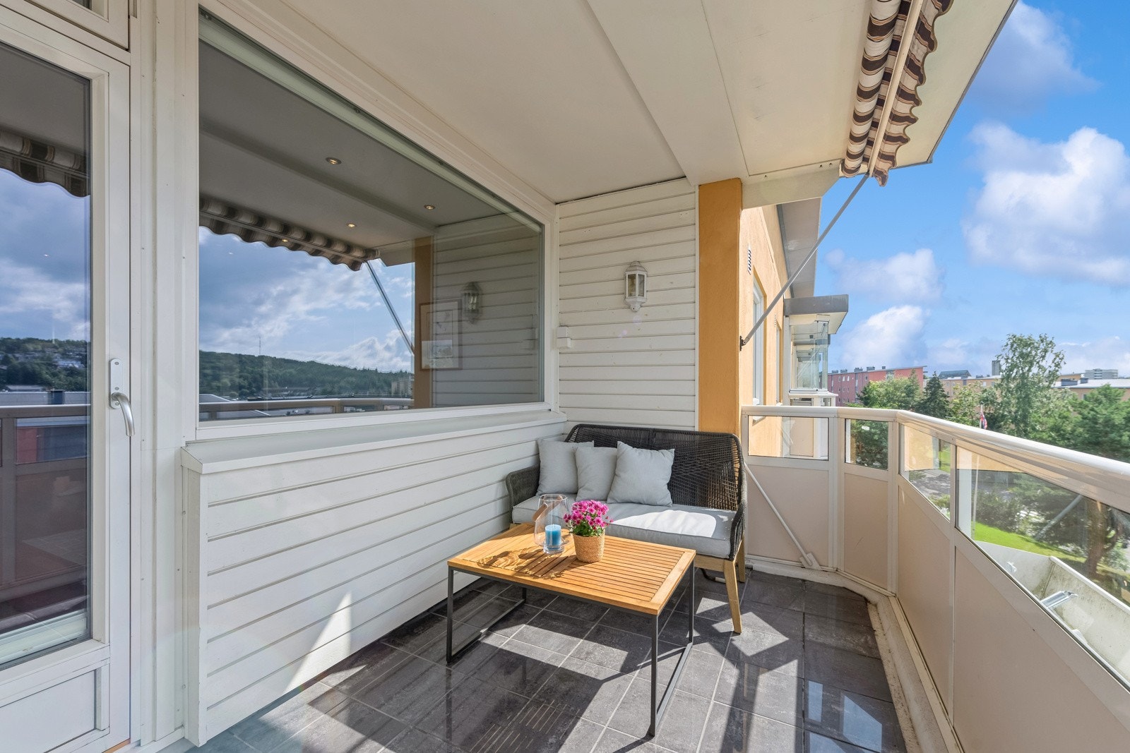 Herlig balkong med god plass til utemøbler, grill mm. Galleribilde