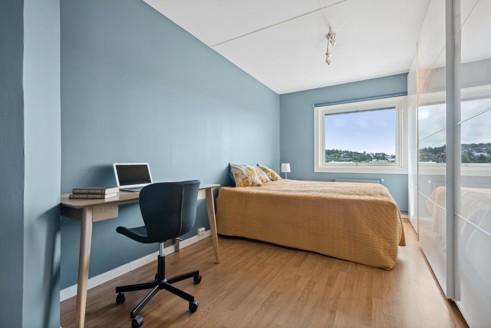 Stort soverom med stor skyvedørsgarderobe med god lagringsplass. Galleribilde