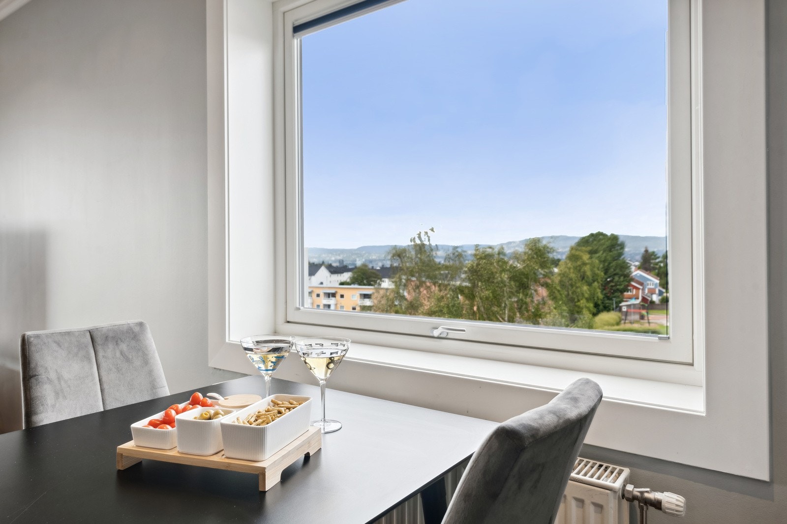 Fint utsikt fra stuevindu mot byen! Galleribilde