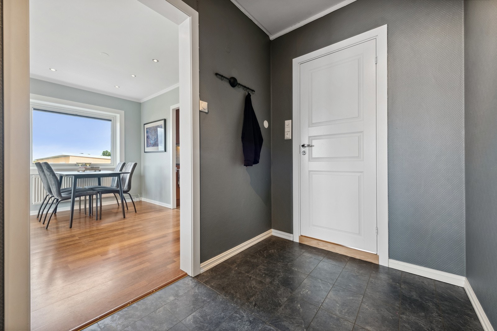 Entre med adkomst til baderom, stue og soverom. Galleribilde