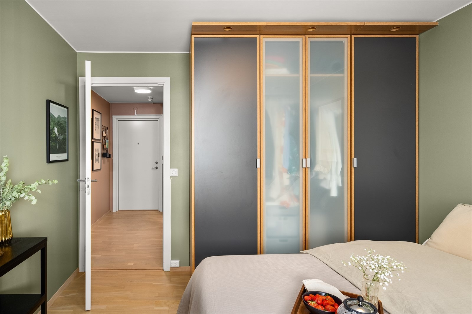 Garderobe med god oppbevaringsplass følger med. Galleribilde