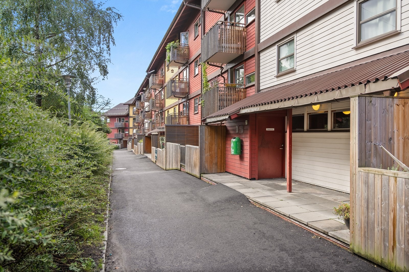 Inngangspartiet ligger fint til i en skjermet og rolig gate. Galleribilde
