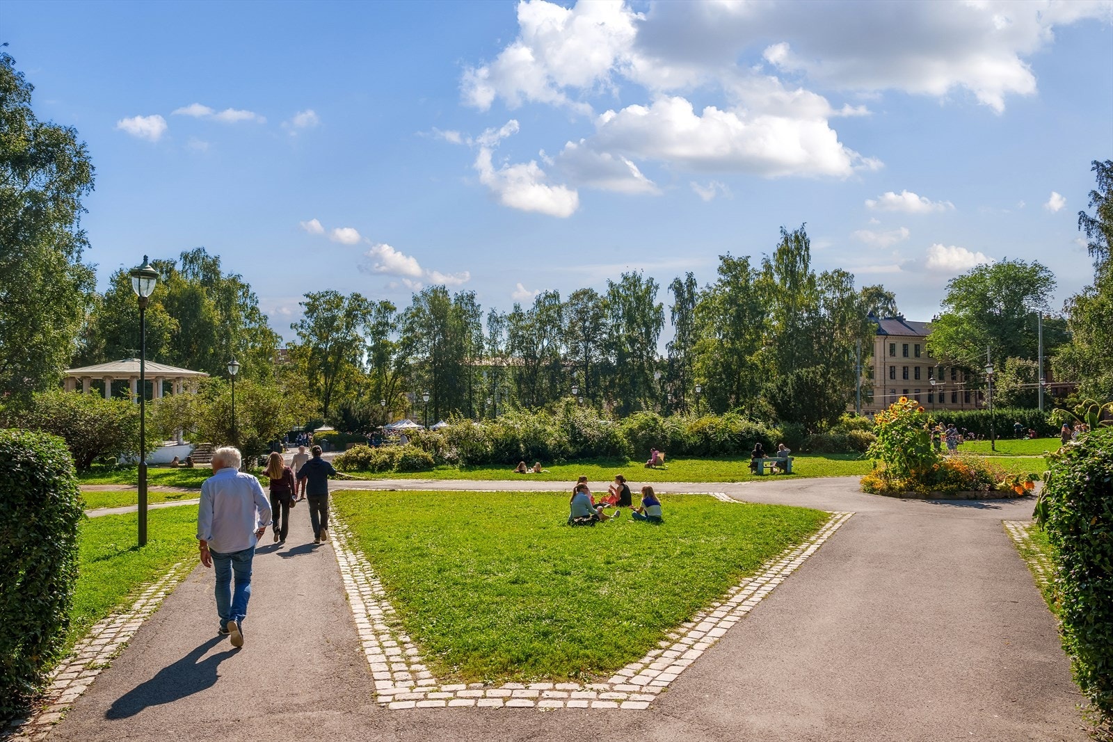 Nyt de varme dagene sammen med venner i parkene. Galleribilde