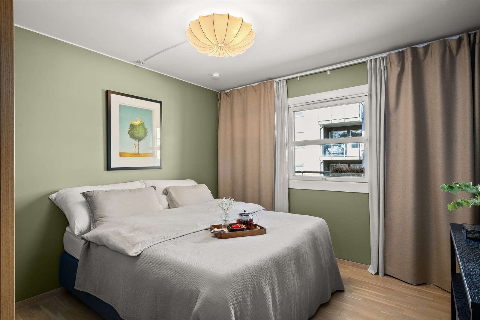 Romslig soverom med god plass til seng, nattbord og garderobe. Galleribilde