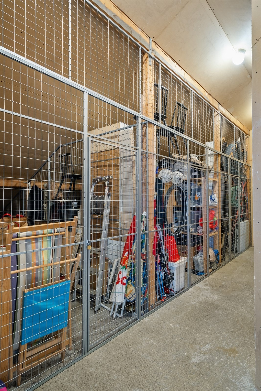 Med leiligheten følger det to boder. Loftsboden er av svært god størrelse og har godt klima. Galleribilde