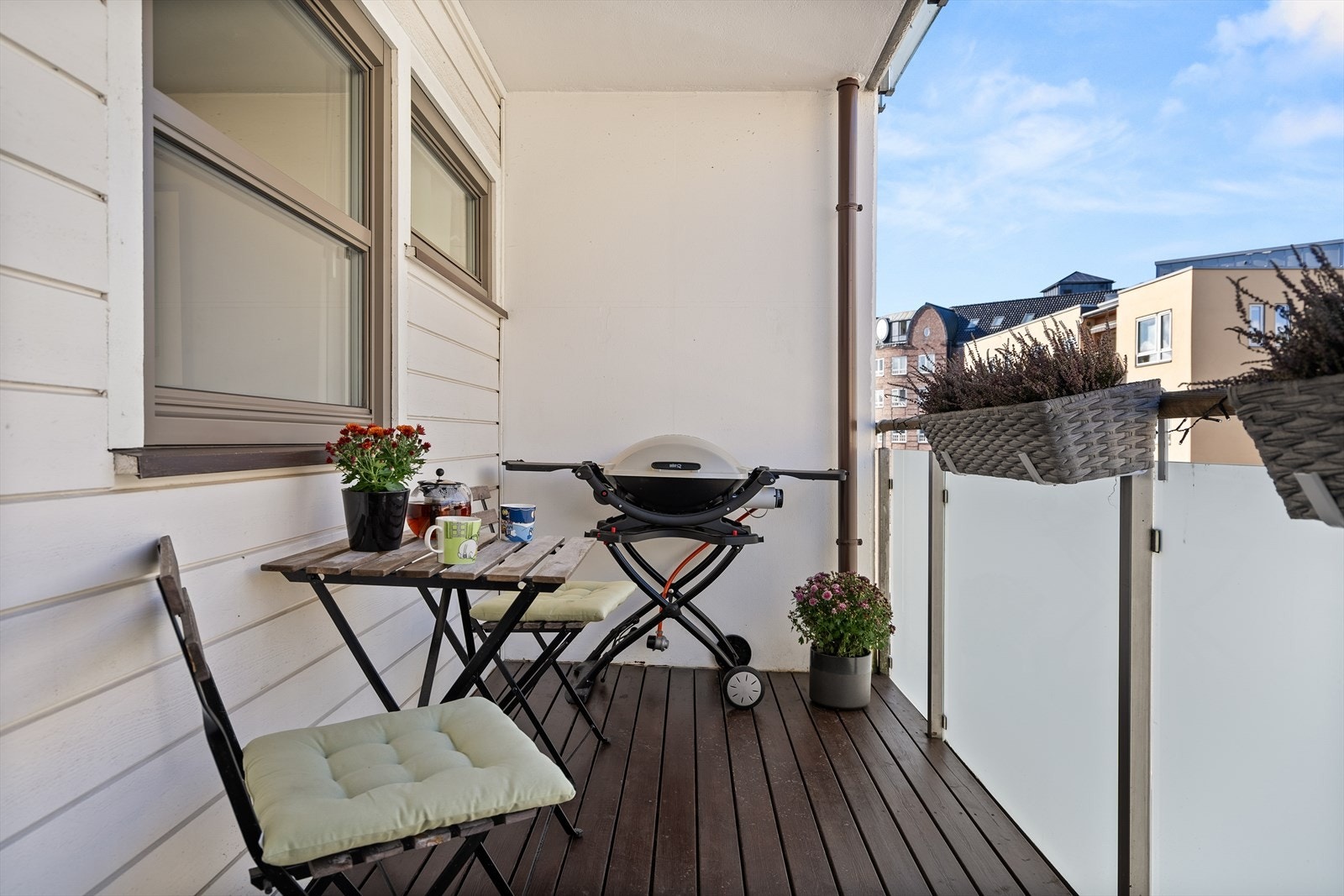 Balkongen har plass til en sittegruppe. Her kan du samle venner og familie på grilling. Galleribilde