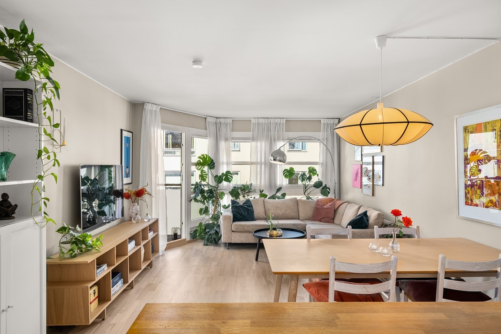 Lys og romslig stue med god atmosfære. Legg merke til de store vindusflatene, som slipper inn rikelig med naturlig lys. Galleribilde