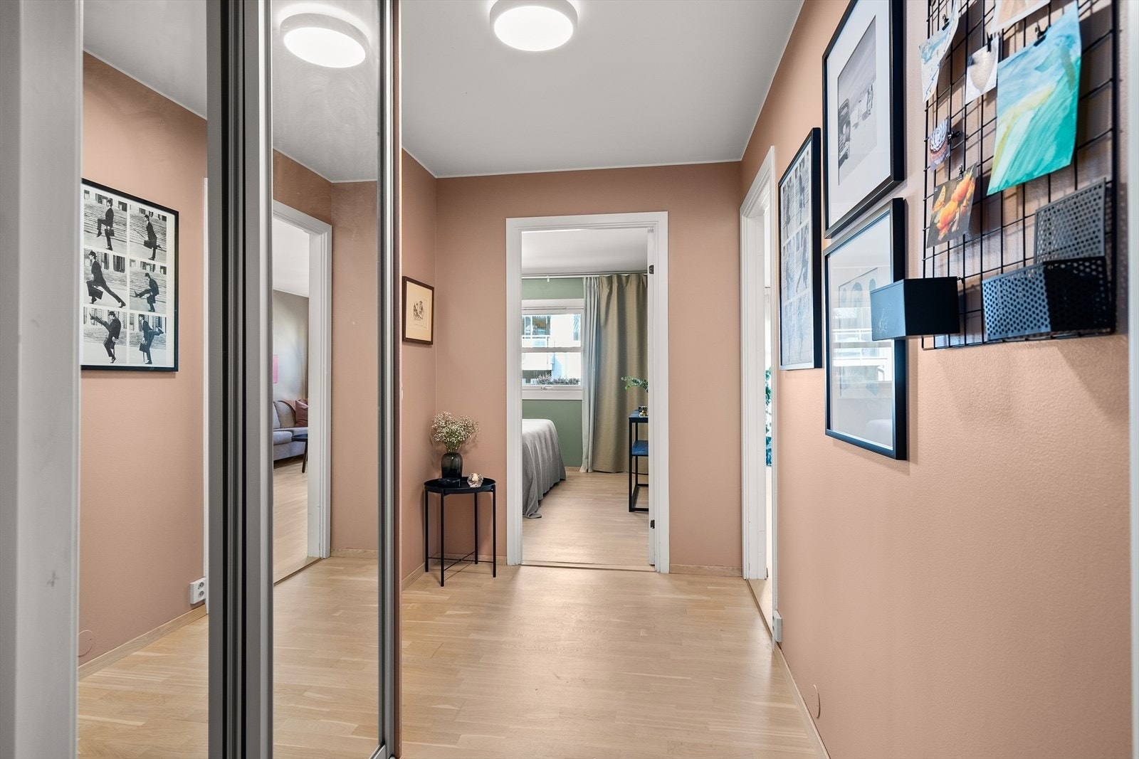 Praktisk gang med elfa-skyvedørsgarderobe og calling-anlegg til hoveddøren. Galleribilde