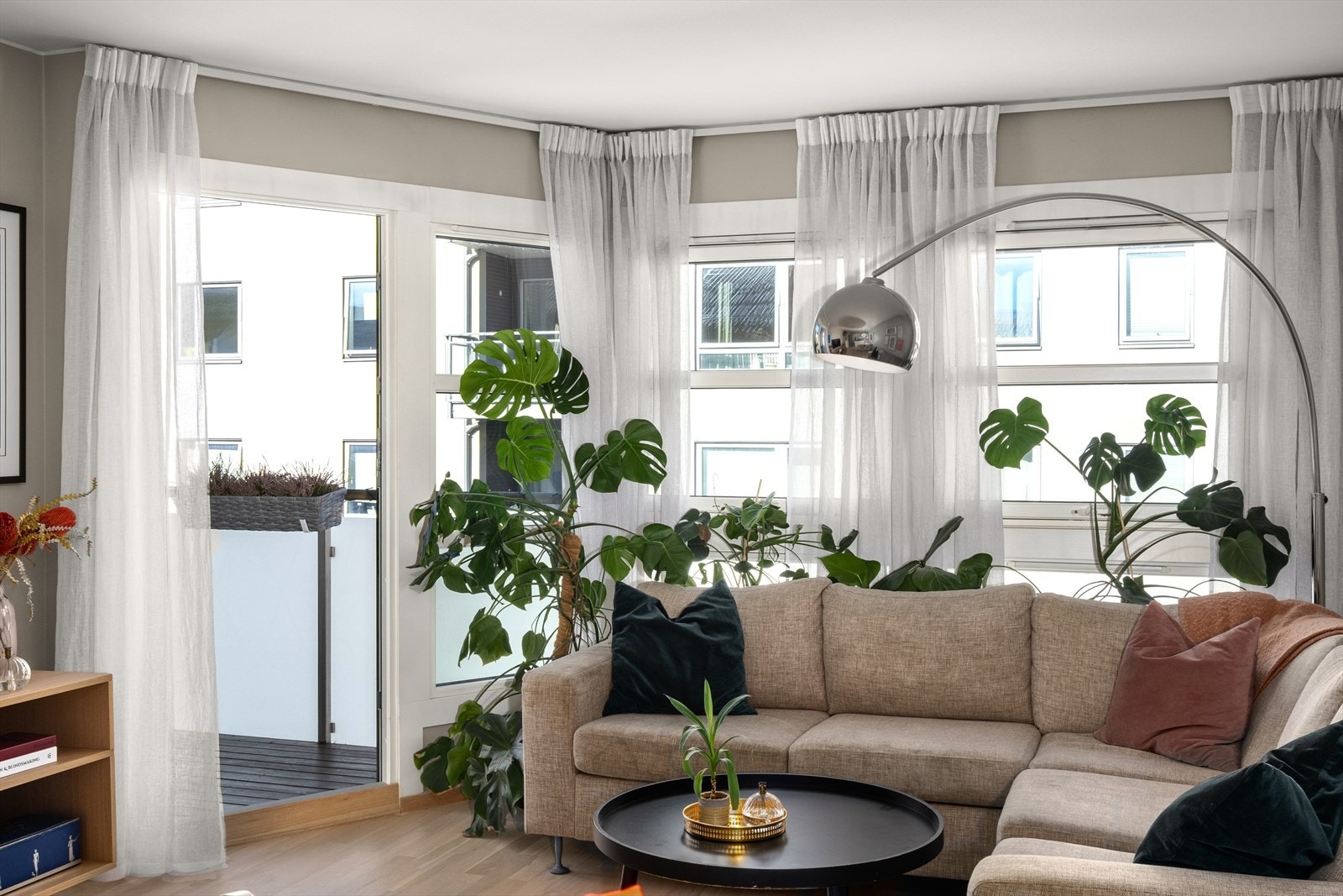 Fra stuen har du direkte utgang til en vestvendt balkong. Galleribilde