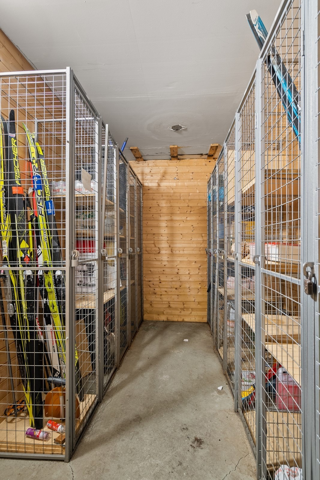 Du disponerer også over en liten sportsbod i kjelleren. Perfekt for oppbevaring av ski. Galleribilde
