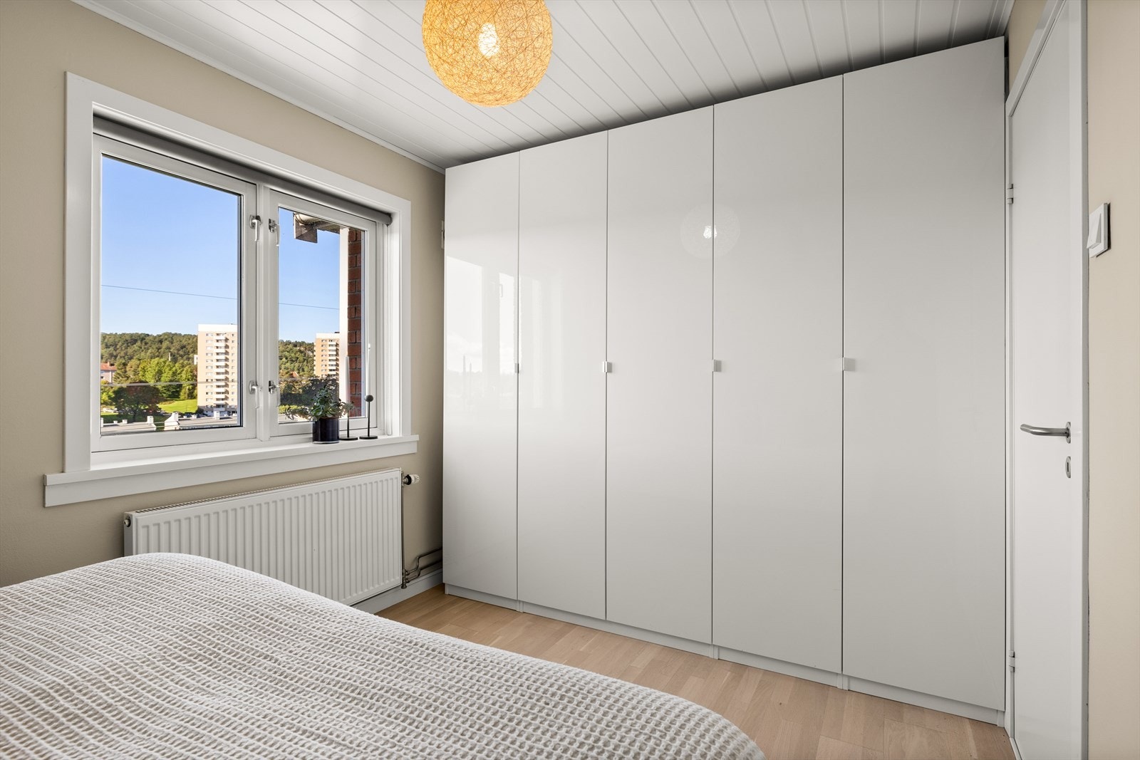 Det er rikelig med oppbevaringsplass i garderobeskap Galleribilde