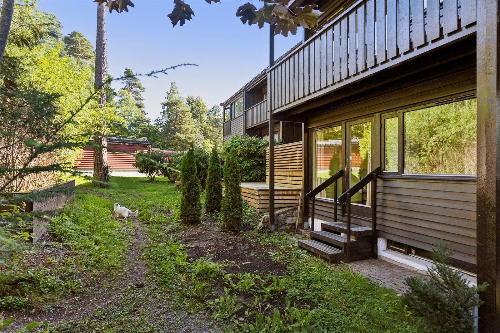 På baksiden av boligen er det tilgang via trapp ned til fellesarealene. Galleribilde
