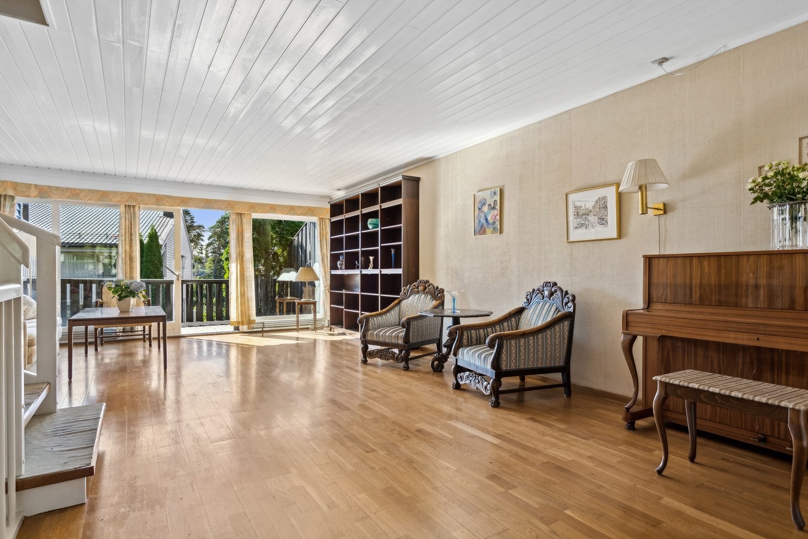 Stuen har god plass til en hyggelig sofagruppe og ønsket medie-/oppbevaringsmøblement. Galleribilde