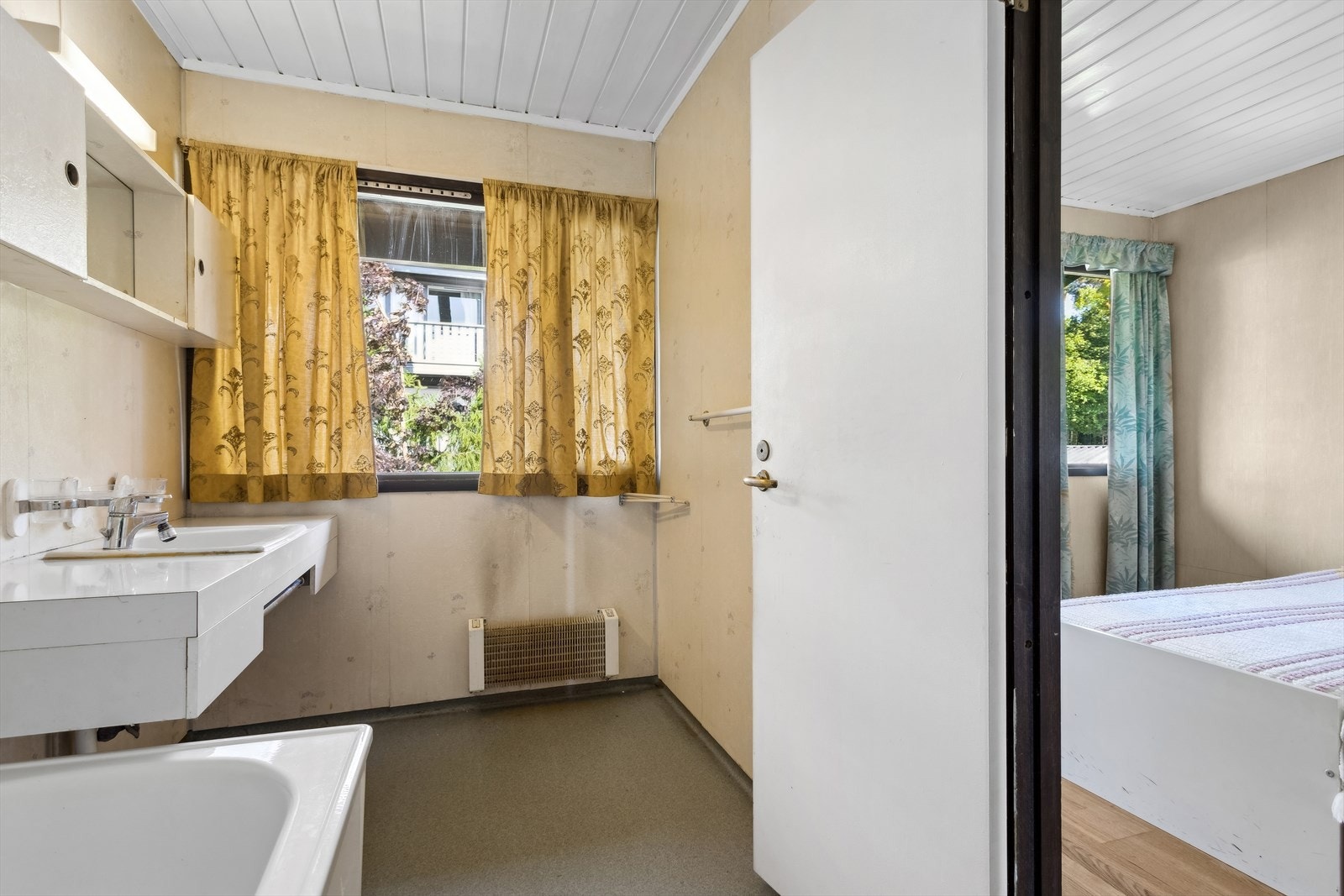 Eldre baderom i andre etasje med belegg på gulv og tapet på vegger. Galleribilde