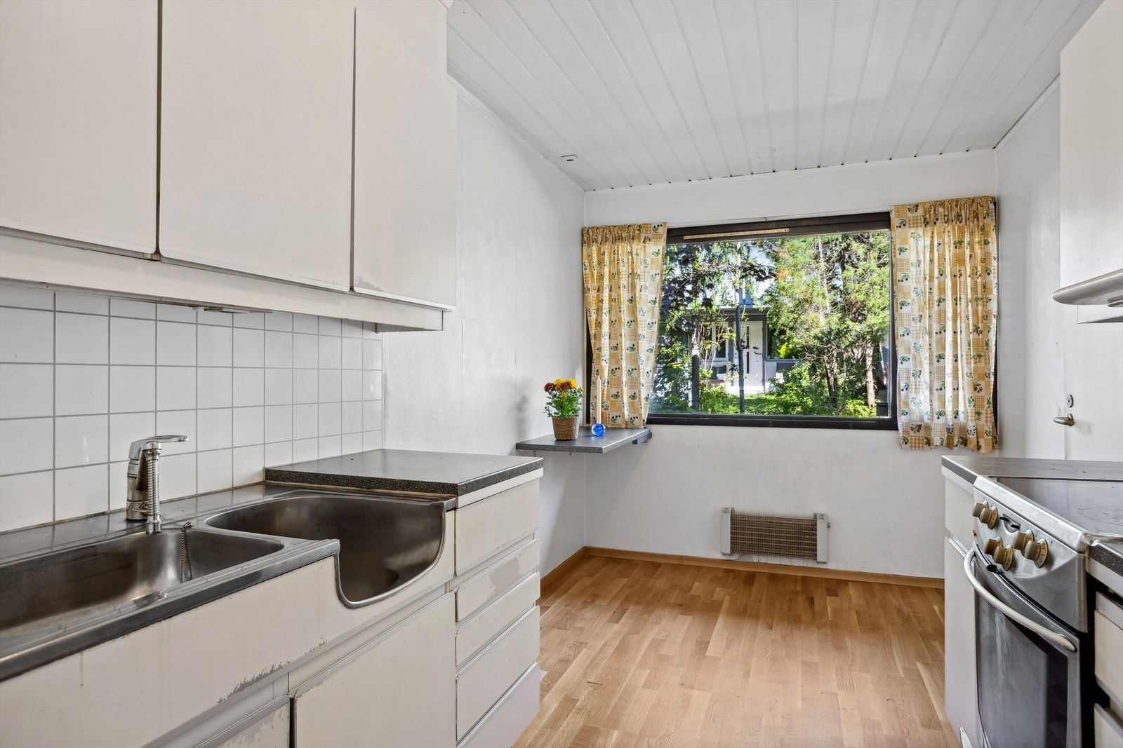 Fin plass til kjøkkenbord ved vinduet. Galleribilde