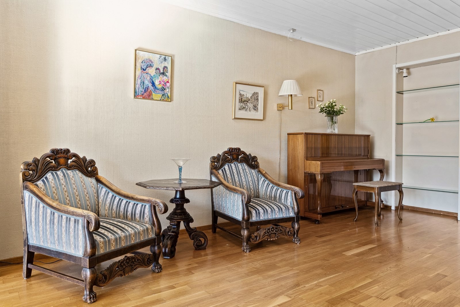 Døren inn til kjøkkenet kan evt åpnes igjen. Galleribilde