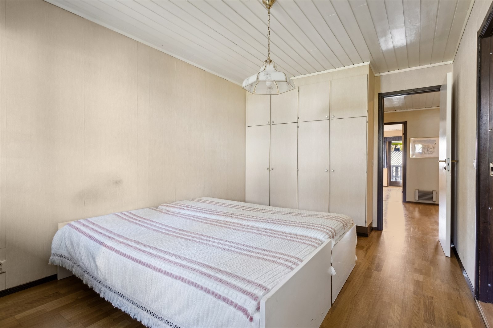 Hovedsoverommet har store plassbygde garderobeskap med god plass til oppbevaring. Galleribilde