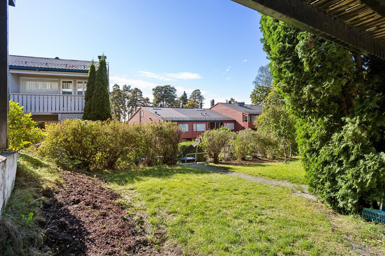 Pent opparbeidet eiet tomt på ca. 146 m². Tomten er opparbeidet med gressplen, belegningssten og hekk. Galleribilde