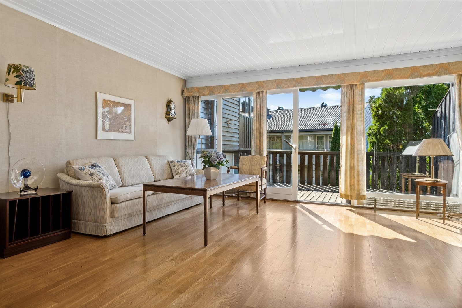 De store vindusflatene sammen med terrassedøren slipper inn godt med lys å skaper en luftig og fin atmosfære i rommet. Galleribilde