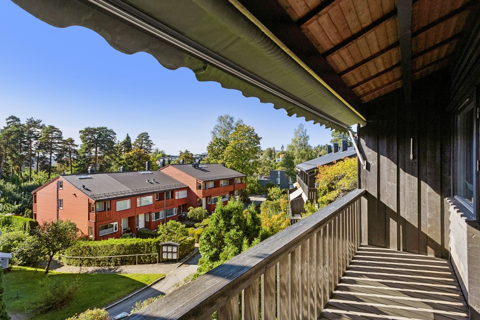 Begge soverommene har utgang til felles balkong med markise montert. Galleribilde