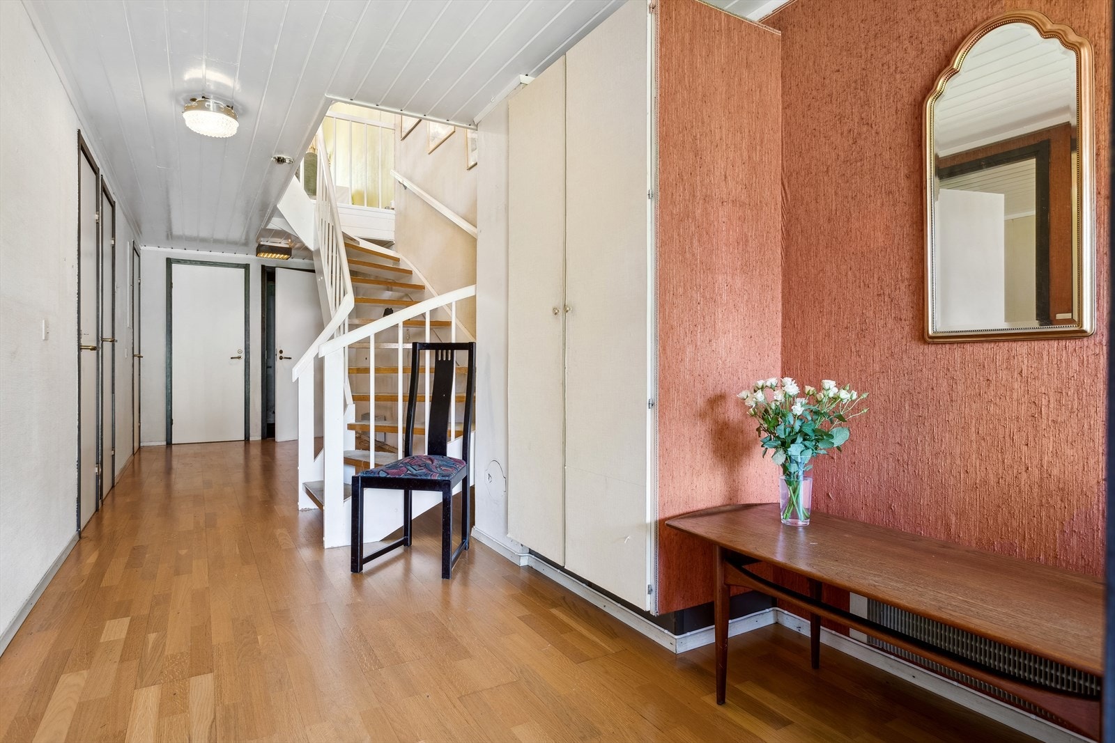 I gangen er det plass til oppbevaring av ytterklær i et garderobeskap. Galleribilde