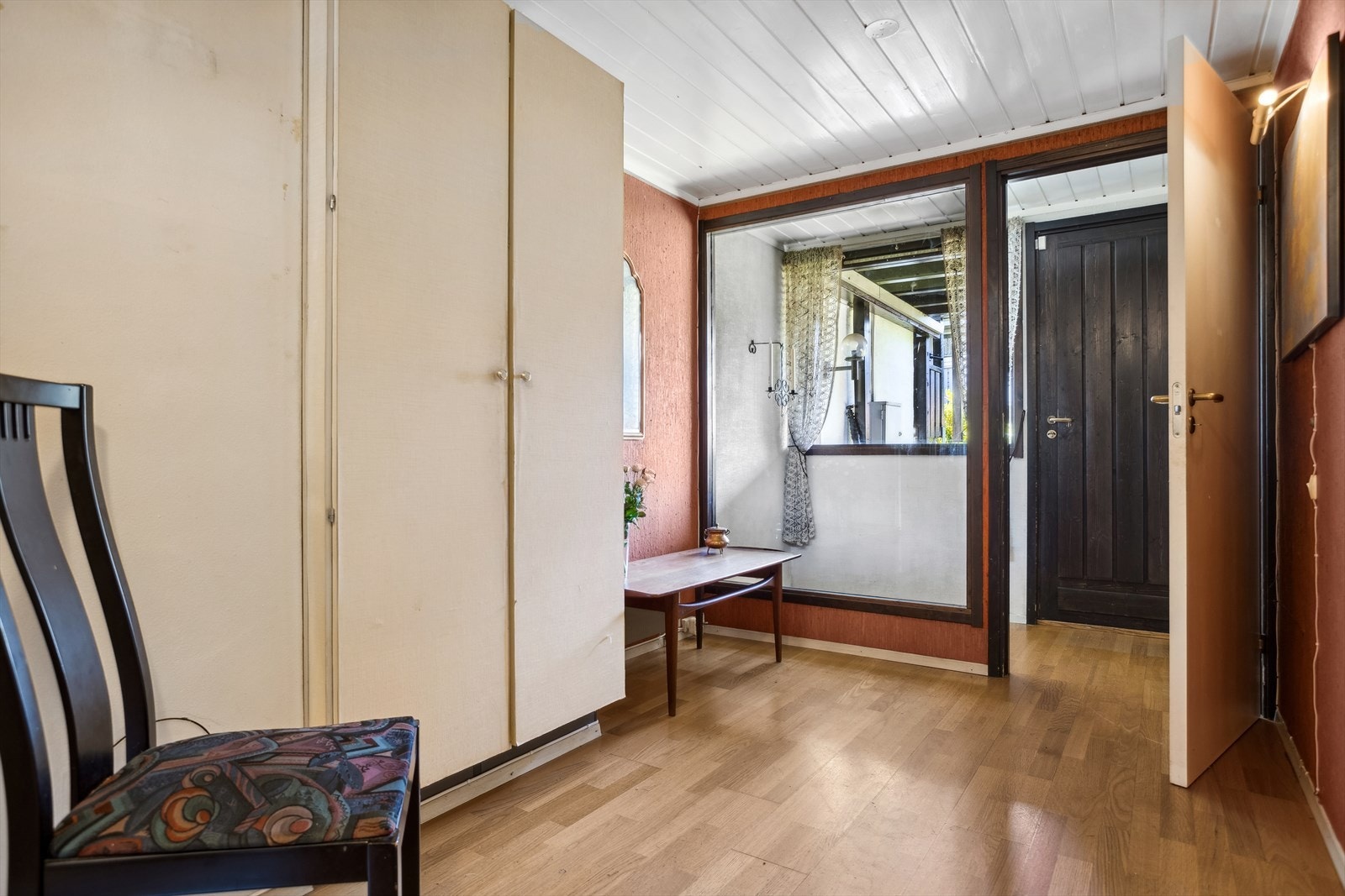 Her ønsker du velkommen inn i en lys entré. Galleribilde