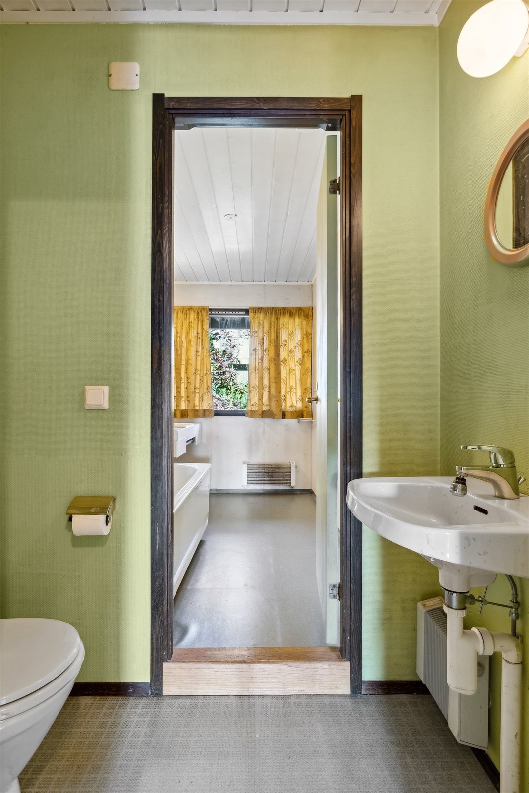 Separat WC hvor gulvflatene har belegg og vegger malt strie. Rommet er utstyrt med toalett og servant. Galleribilde